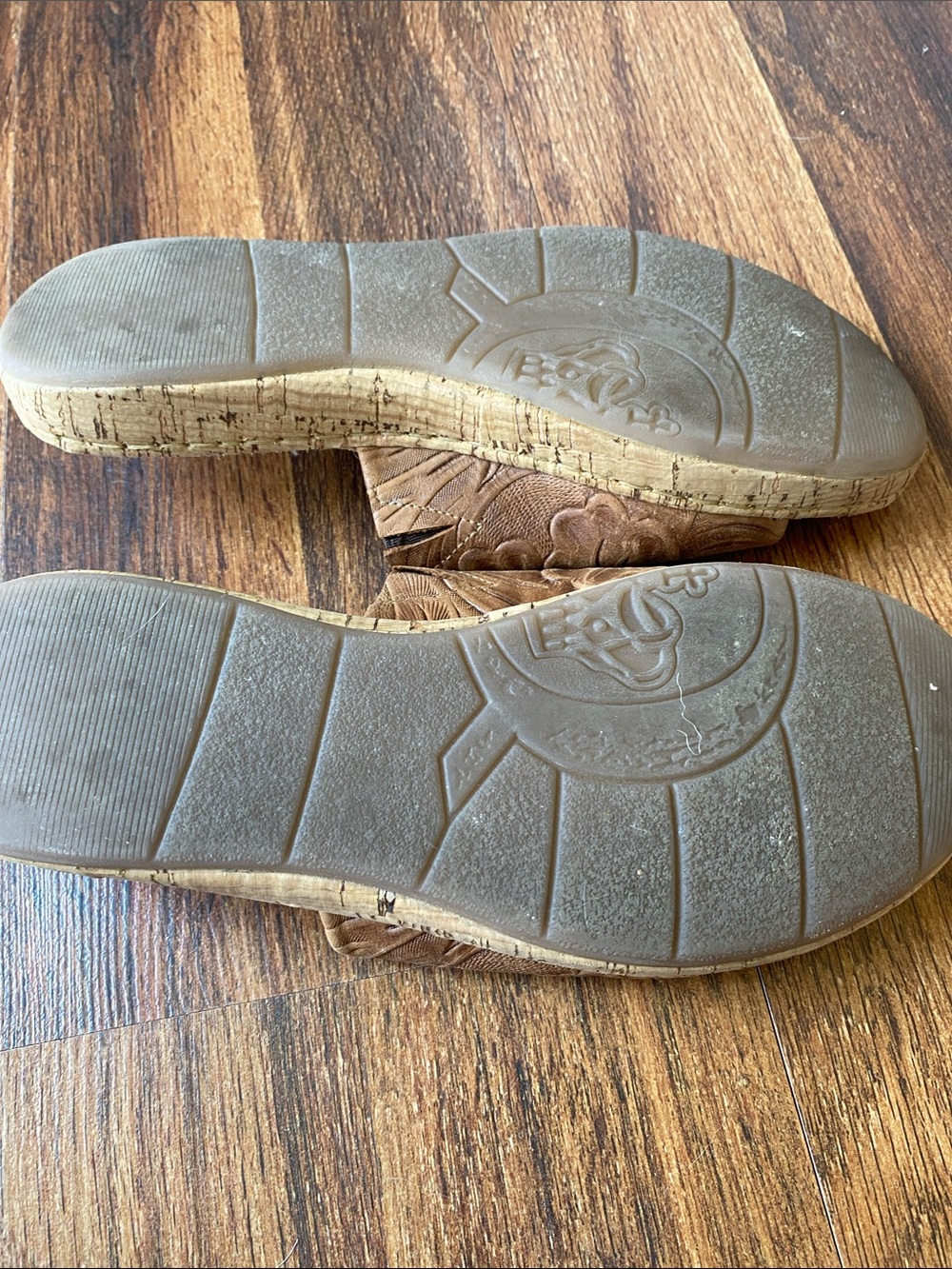 Born “Fishlake” tooled leather slide sandal Sz 9 medium width tan - Picture 6 of 6